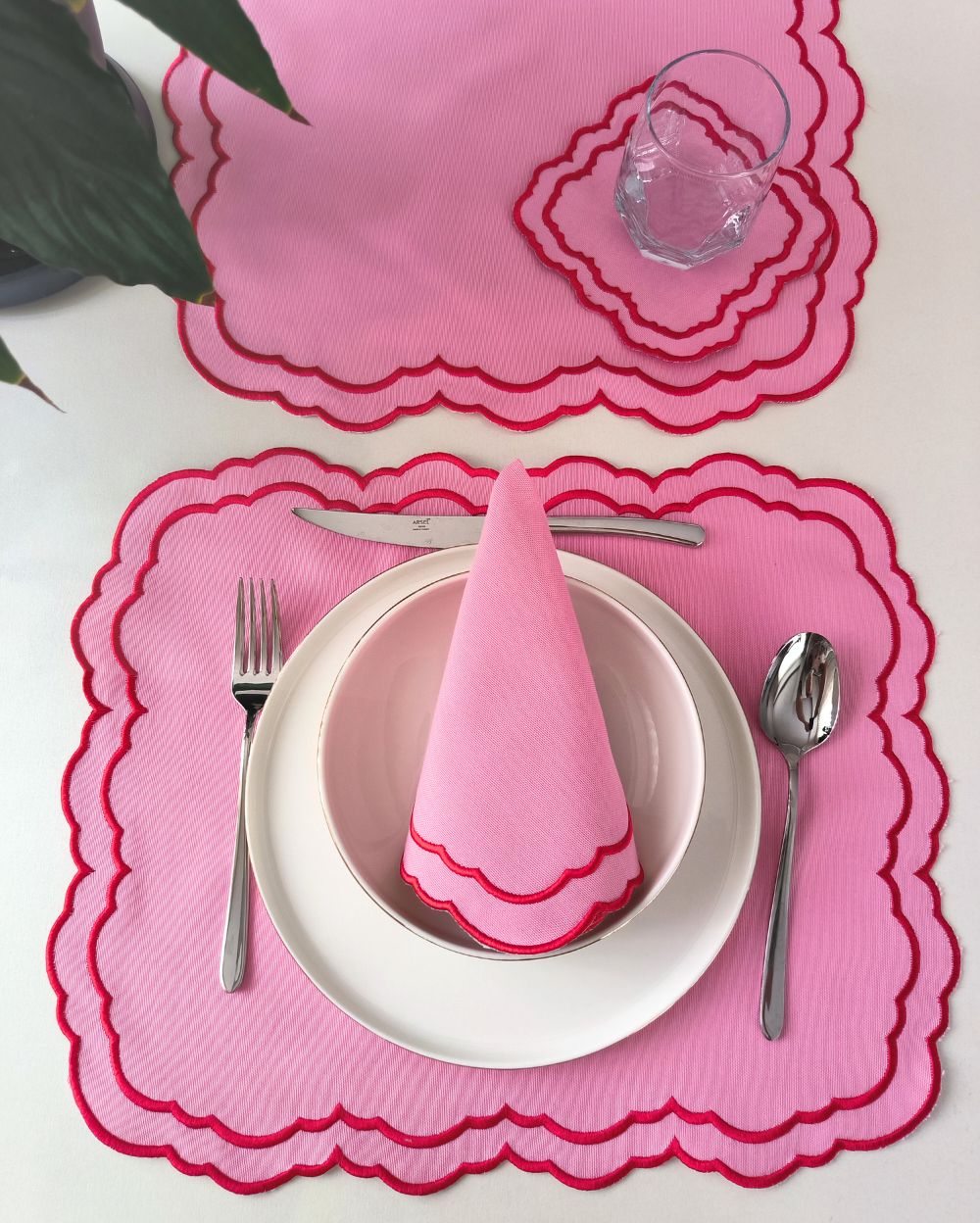 Kıvrımlı Kenar Pembe Sofra Seti