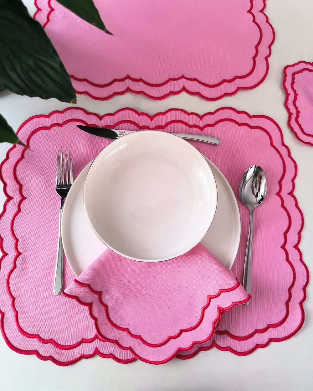 Kıvrımlı Kenar Pembe Amerikan Servis