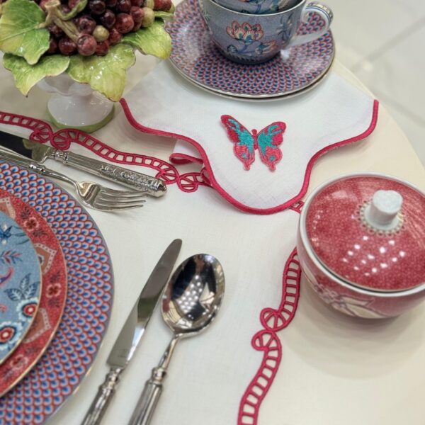 Beyaz İş Servi̇s Peçetesi̇ Mürdüm yakın çekim