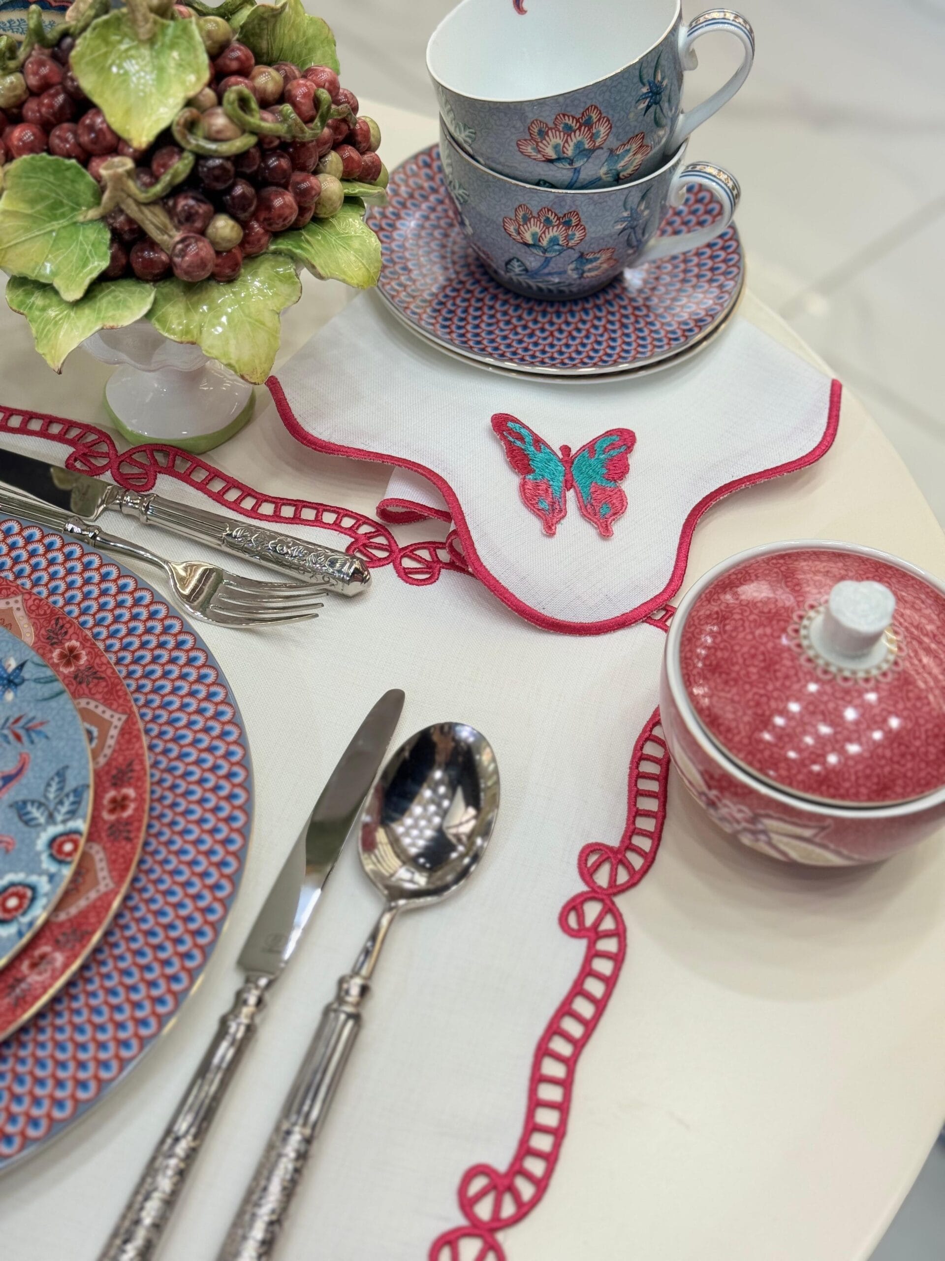 Beyaz İş Servi̇s Peçetesi̇ Mürdüm yakın çekim